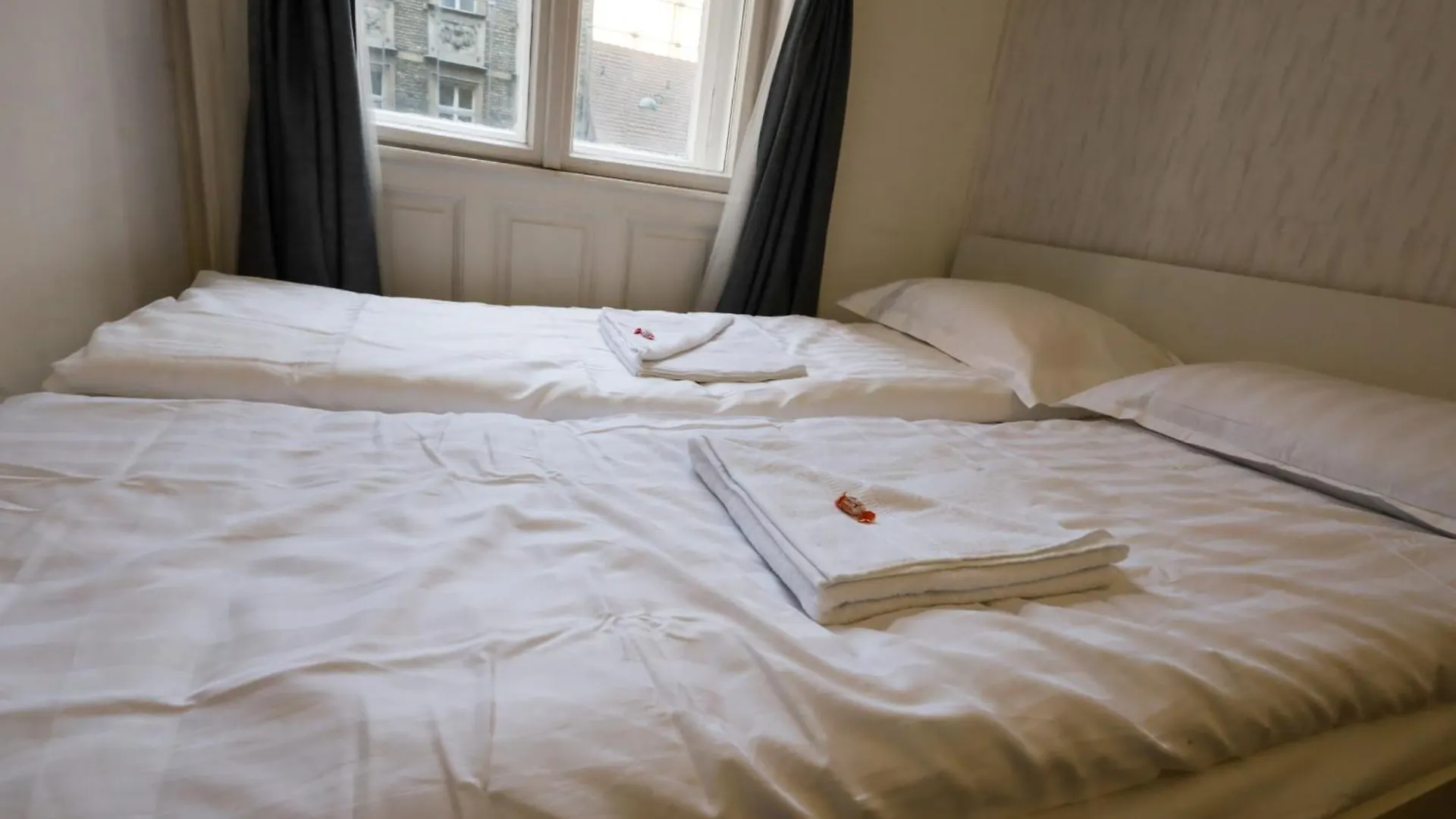 Budapest Pest-Port Apartment 4 Rooms For 16 Person