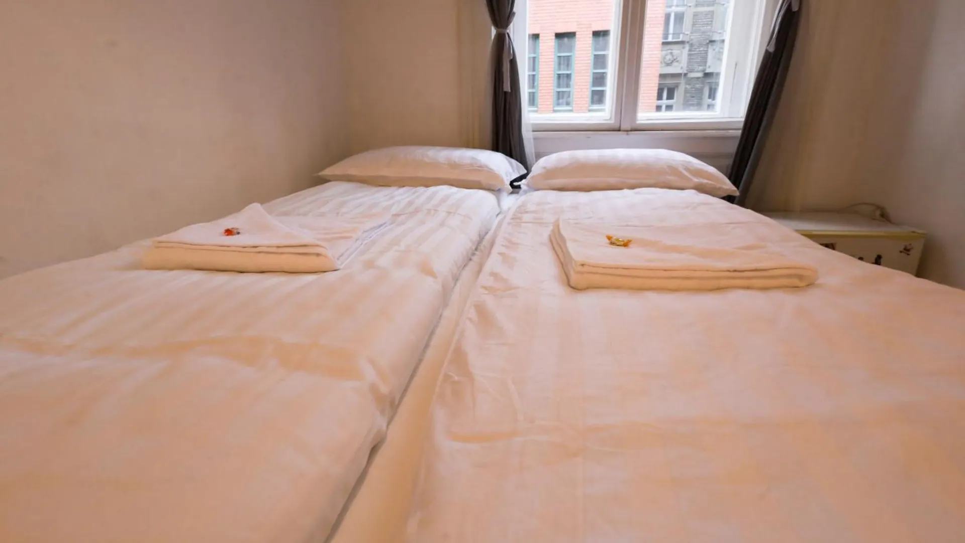 Budapest Pest-Port Apartment 4 Rooms For 16 Person